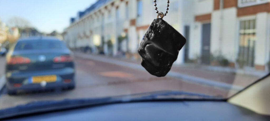 ELITE SHUNGITE 8 Elite steentje voor aan de achteruitkijkspiegel